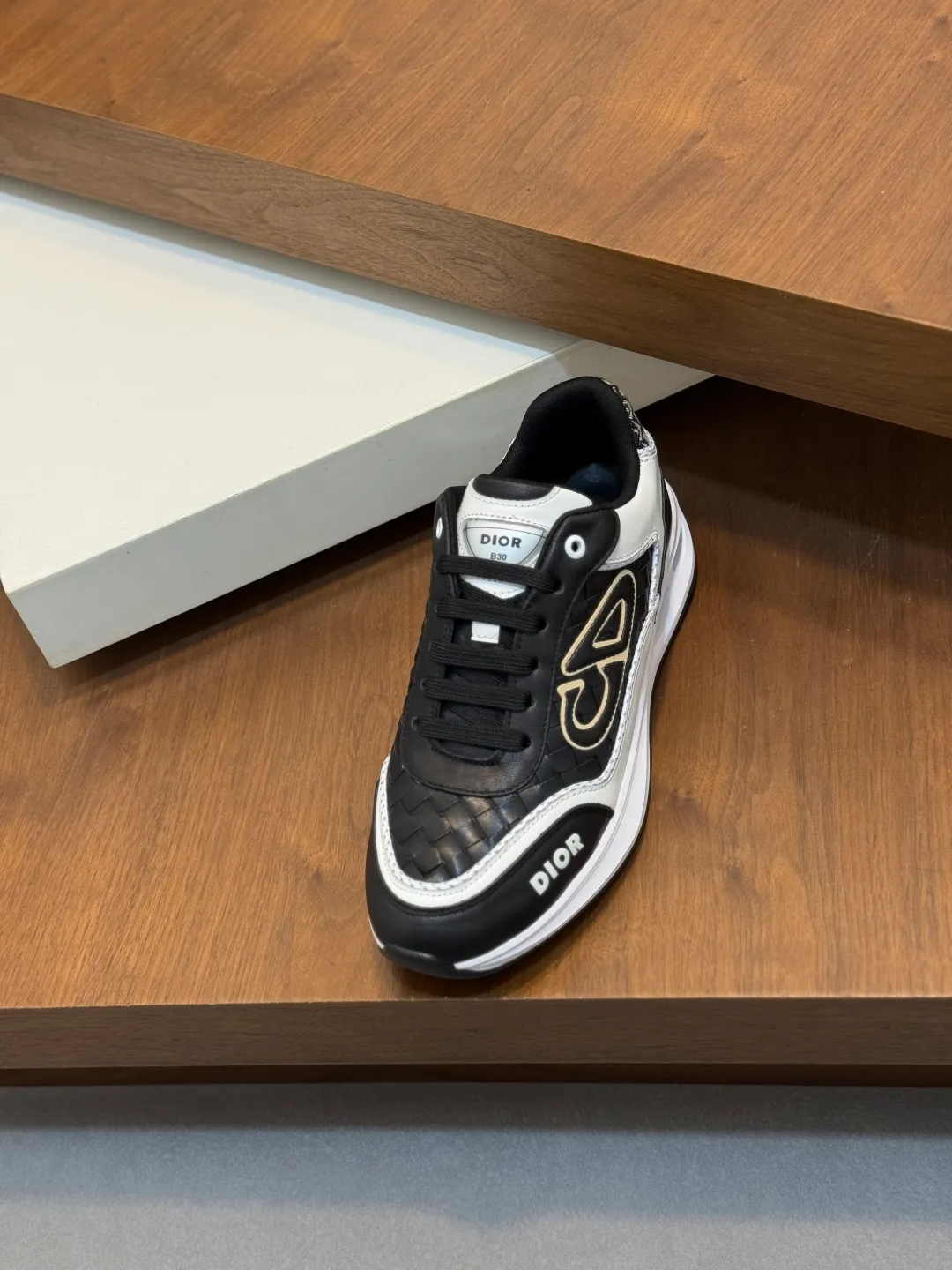 💰800 Dior's latest men's fashion sneakers. This item draws inspiration from retro jogging shoes. Featuring a thick, low-top design, it features a mesh fabric upper and an ultra-light rubber foam sole. The side is decorated with an embossed "Di~r" logo. Code number: 39-44 (order 38, 45, 46)